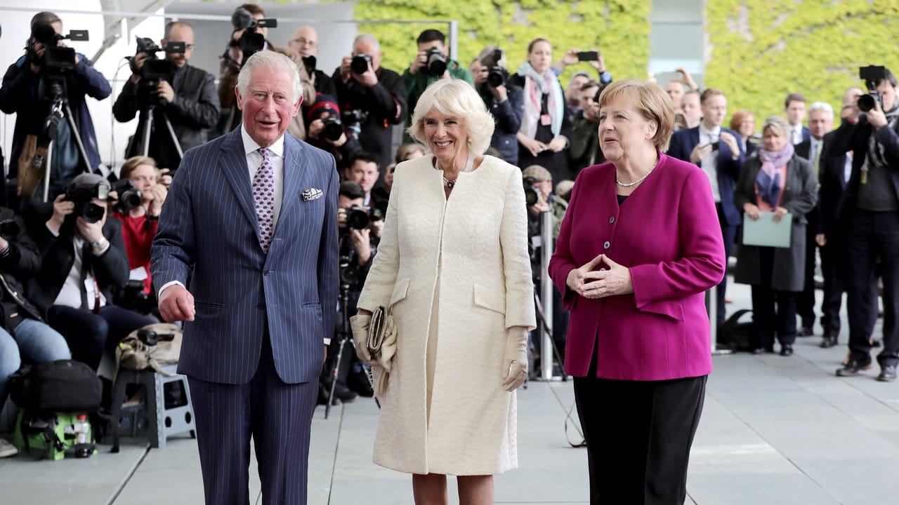 Der britische Prinz Charles und Herzogin Camilla (m. Der britische Prinz Charles und Herzogin Camilla (m.
