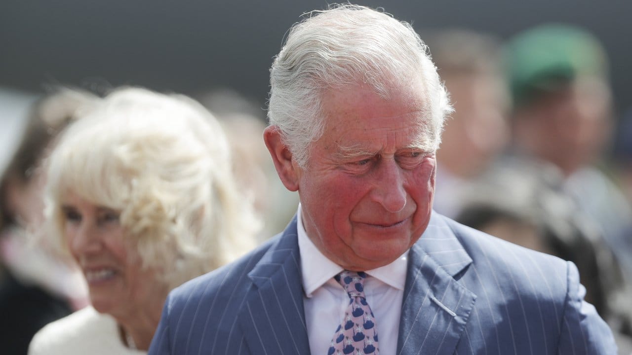 Der britische Prinz Charles und seine Frau Herzogin Camilla nach der Landung auf dem Flughafen Tegel. Der britische Prinz Charles und seine Frau Herzogin Camilla nach der Landung auf dem Flughafen Tegel.
