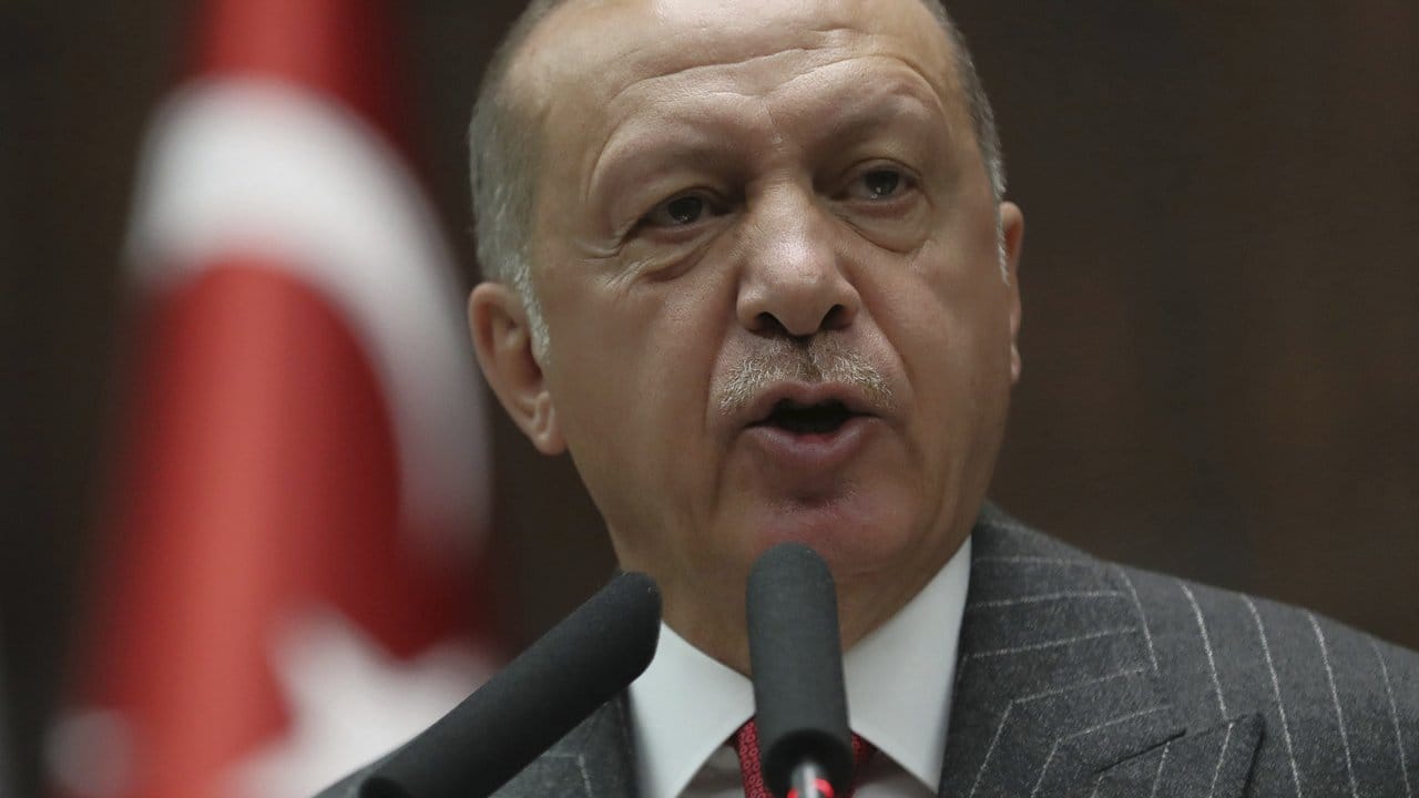 Erdogan dagegen begrüßte die Entscheidung der Wahlkommission als "wichtigen Schritt zur Stärkung unserer Demokratie".