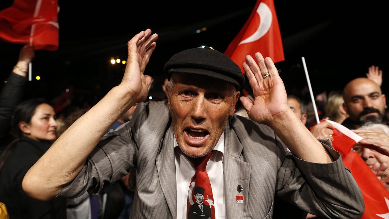 Ein Anhänger der Republikanischen Volkspartei (CHP) während einer Kundgebung in Istanbul.