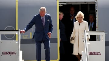 Prinz Charles und Camilla verlassen das Flugzeug.