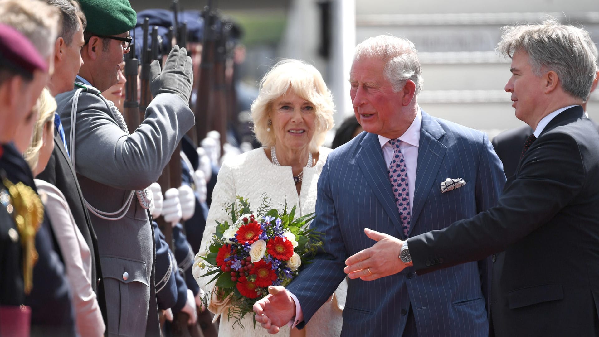 Standesgemäß werden die britischen Royals empfangen.