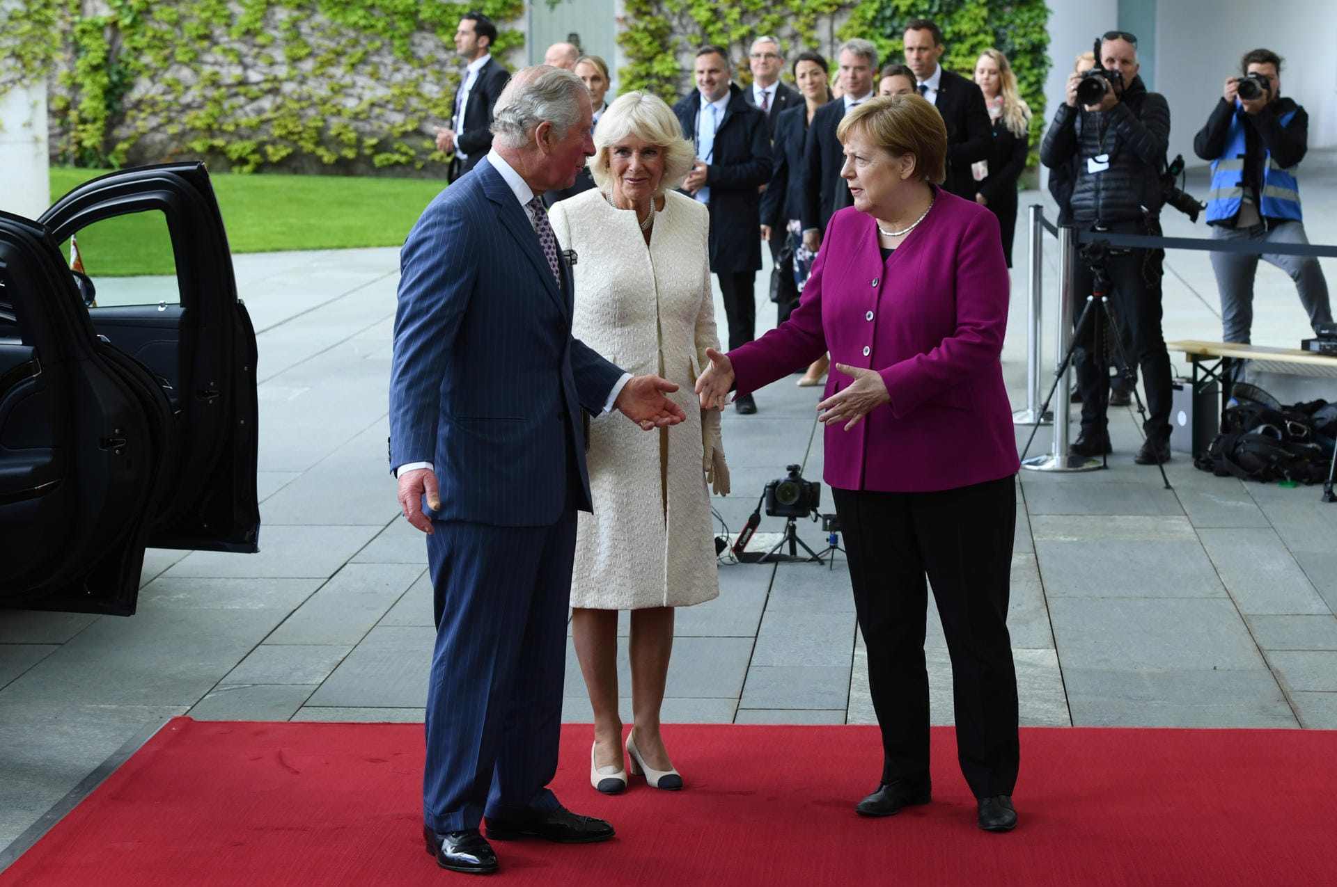 Prinz Charles und Camilla treffen wenig später bereits auf Bundeskanzlerin Angela Merkel.