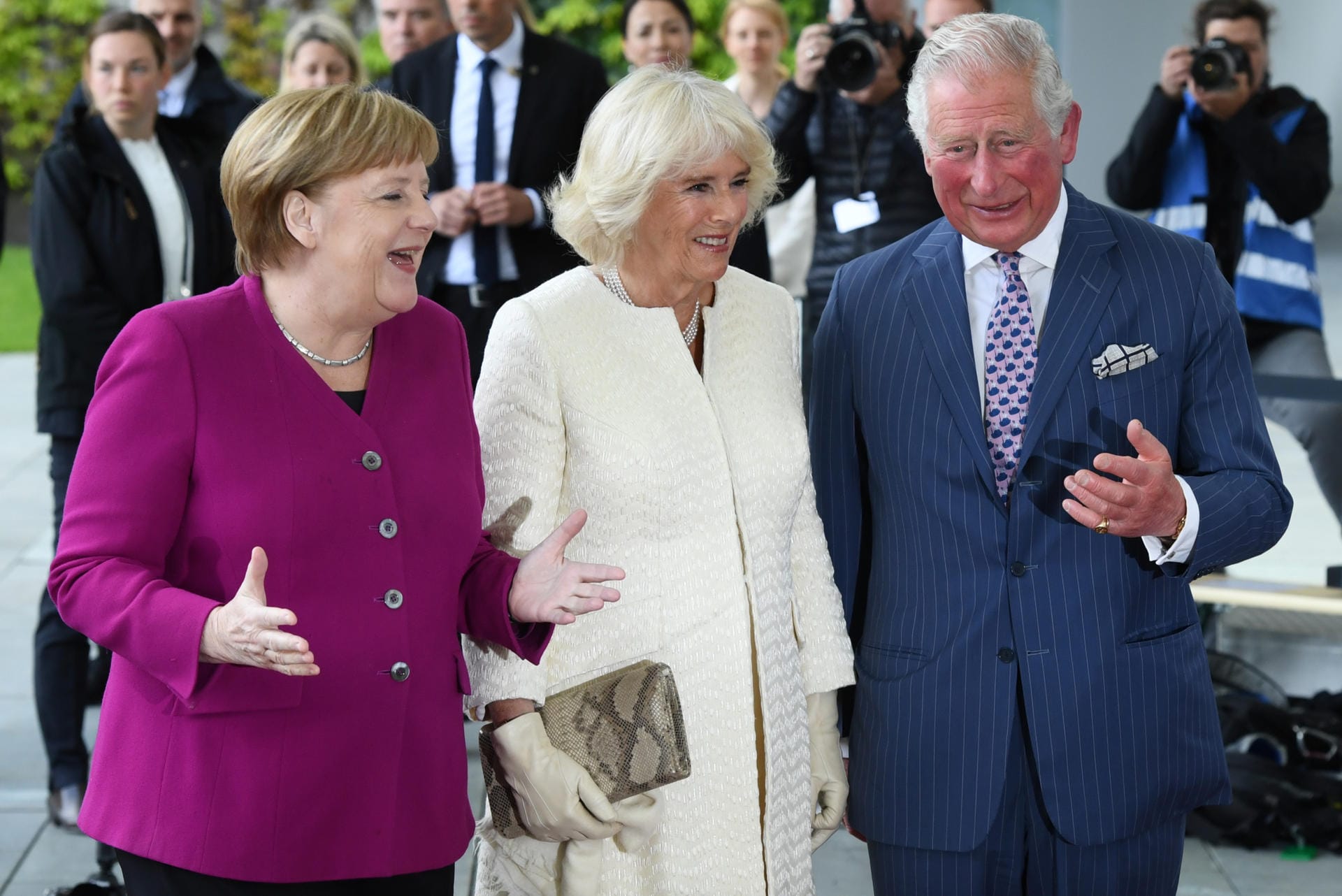 Merkel und ihre royalen Gäste scheinen sich prächtig zu verstehen. Alle lachen, während sie sich unterhalten.
