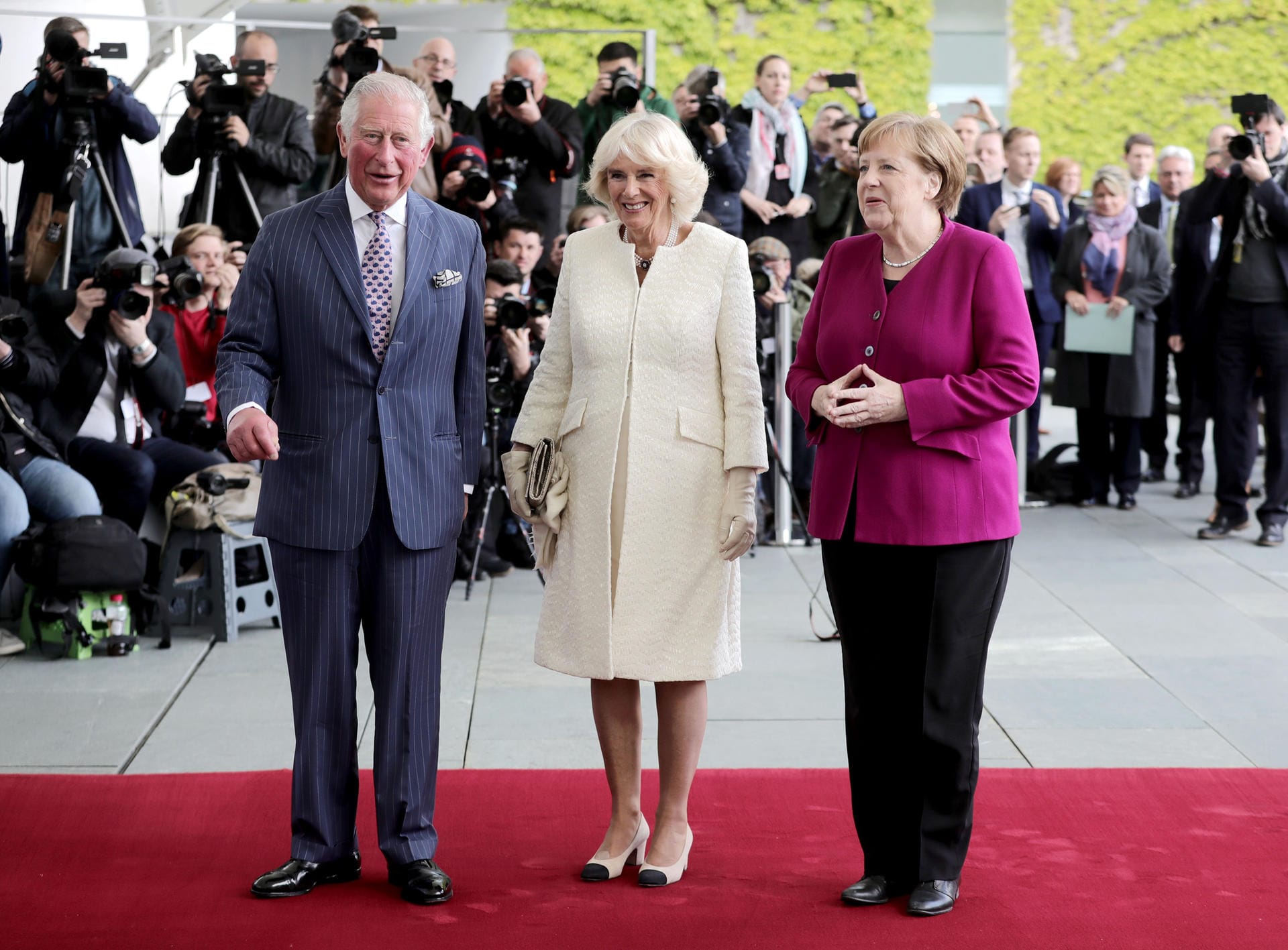 Das Medieninteresse an dem Eintreffen von Prinz Charles und Camilla ist groß.