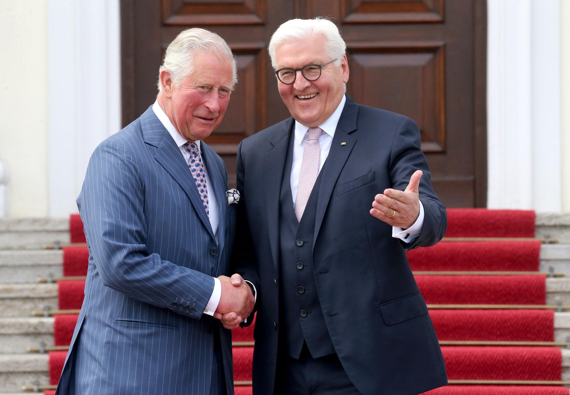Prinz Charles wird schließlich auch von Bundespräsident Frank-Walter Steinmeier im Schloss Bellevue begrüßt.
