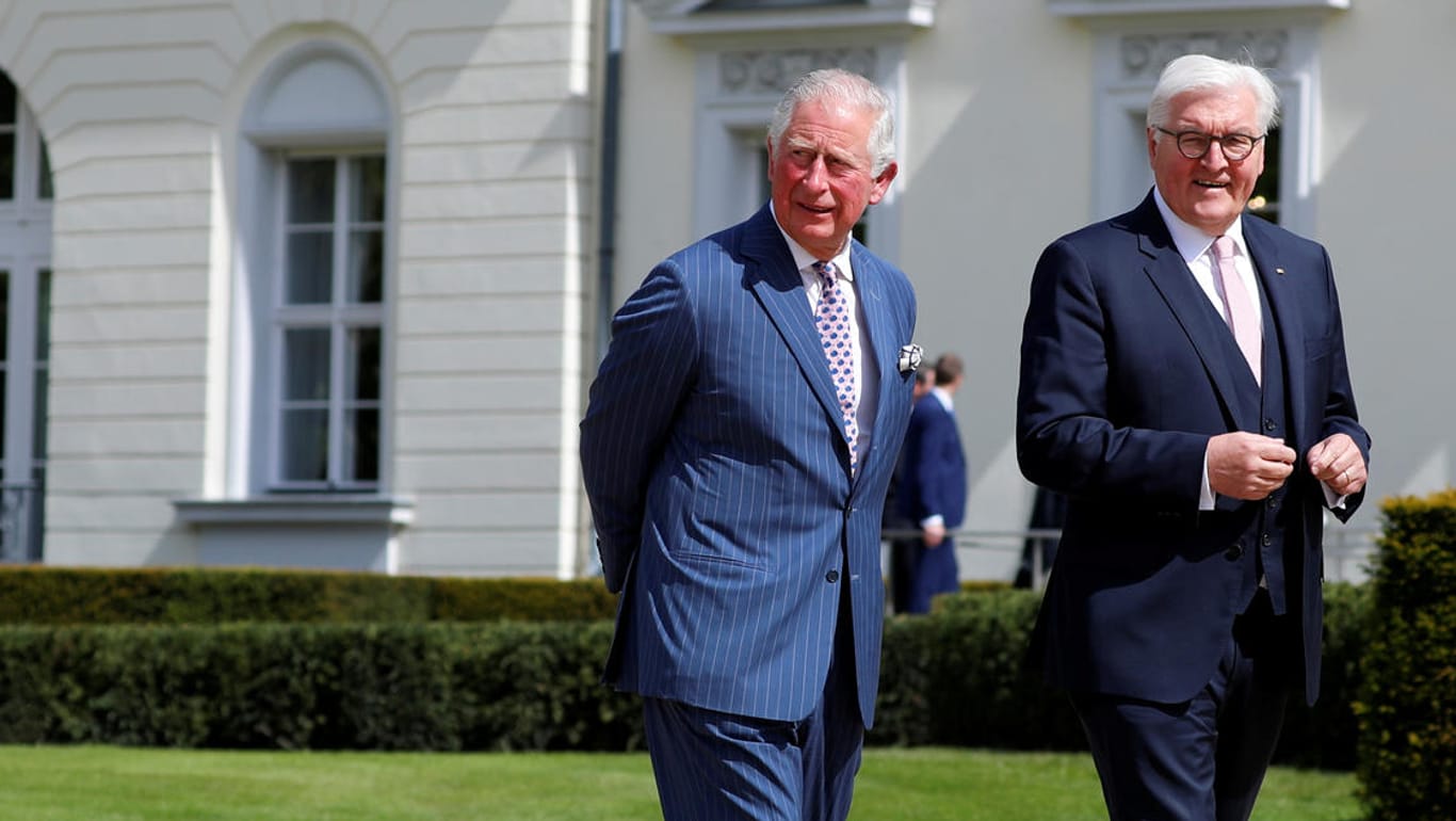 Prinz Charles und Bundespräsident Frank-Walter Steinmeier machen einen kurzen Spaziergang.