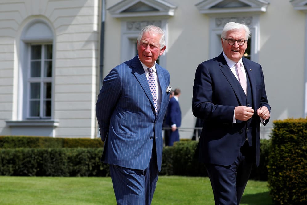 Prinz Charles und Bundespräsident Frank-Walter Steinmeier machen einen kurzen Spaziergang.