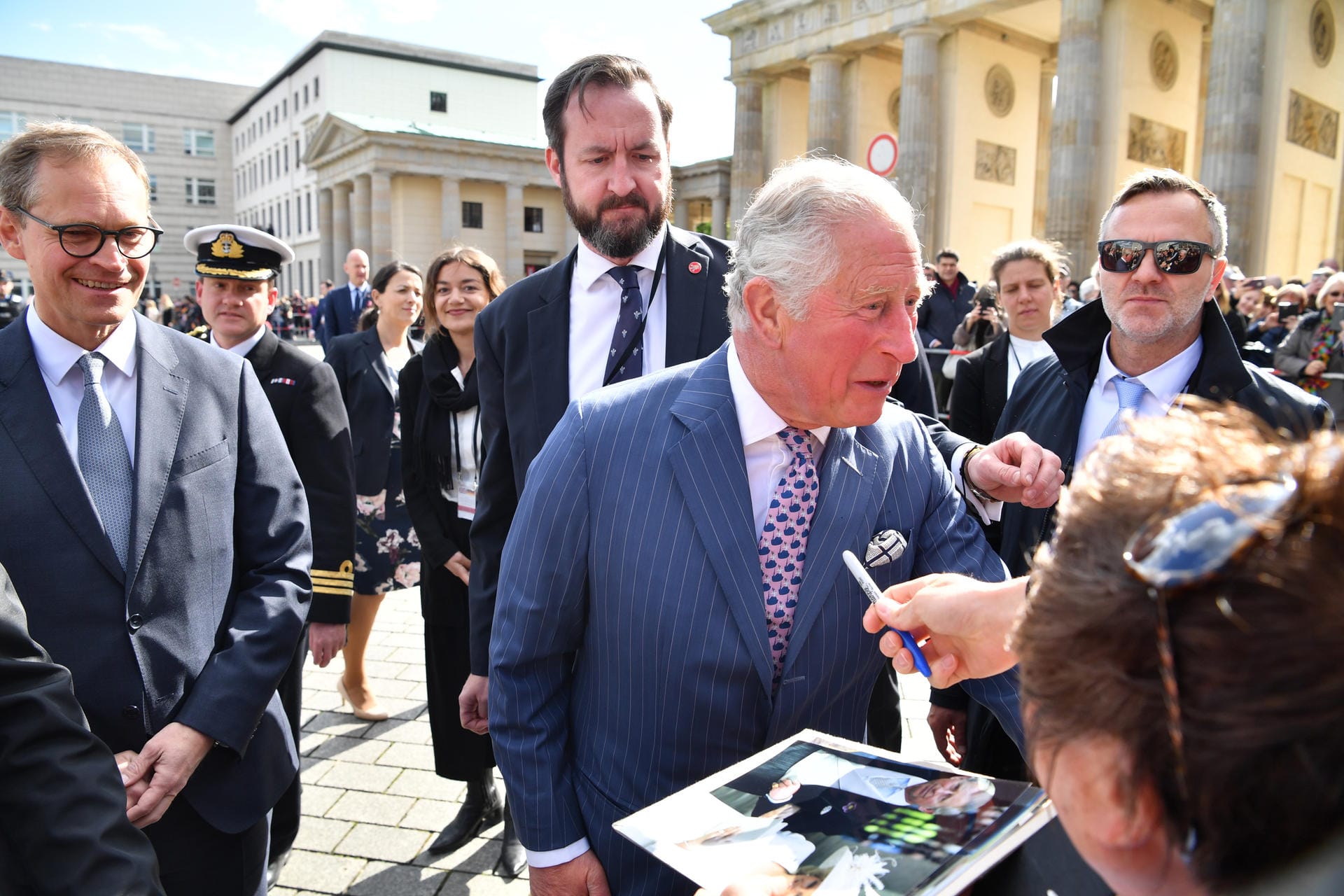 Dort trifft Prinz Charles auf zahlreiche Fans des britischen Königshauses.