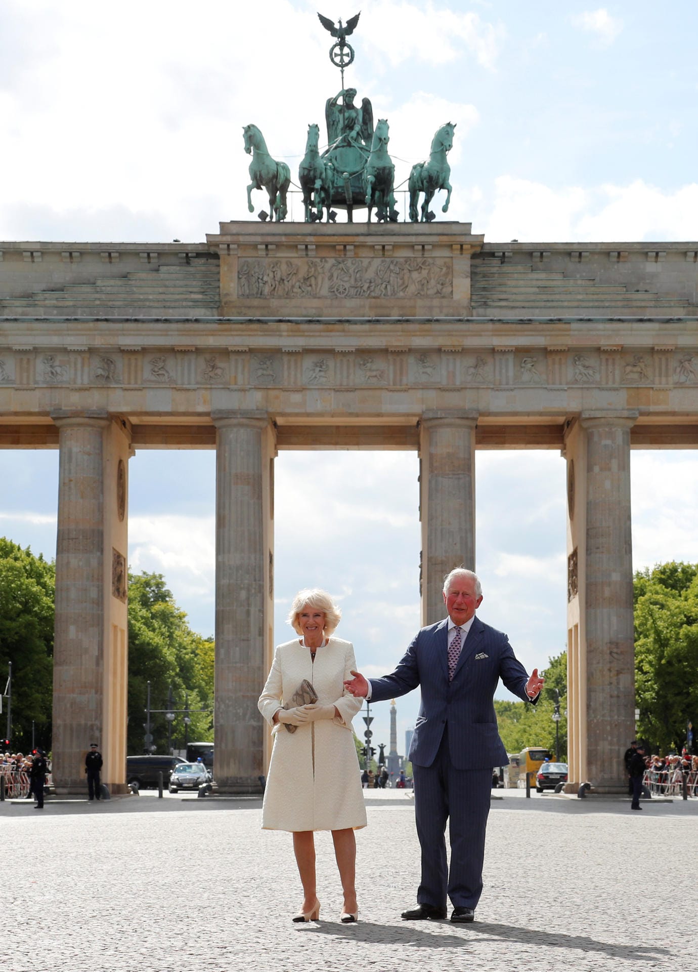 Direkt vor dem Brandenburger Tor lassen sich Prinz Charles und Camilla erneut ablichten.