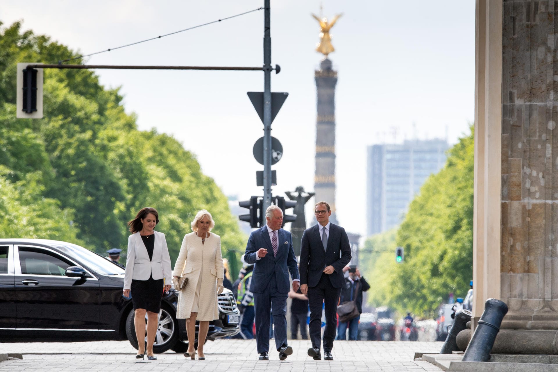 Prinz Charles (2.v.r.) und seine Frau Herzogin Camilla (2.v.l.) gehen zusammen mit Berlins Regierendem Bürgermeister Michael Müller und seiner Frau Claudia unter dem Brandenburger Tor durch über den Pariser Platz.