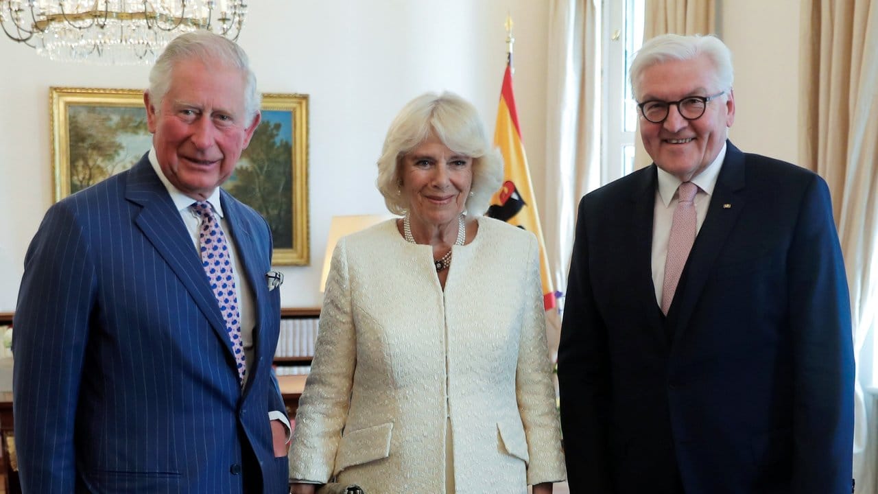Der britische Prinz Charles (l) und seine Frau Herzogin Camilla mit Bundespräsident Frank-Walter Steinmeier im Schloss Bellevue. Der britische Prinz Charles (l) und seine Frau Herzogin Camilla mit Bundespräsident Frank-Walter Steinmeier im Schloss Bellevue.