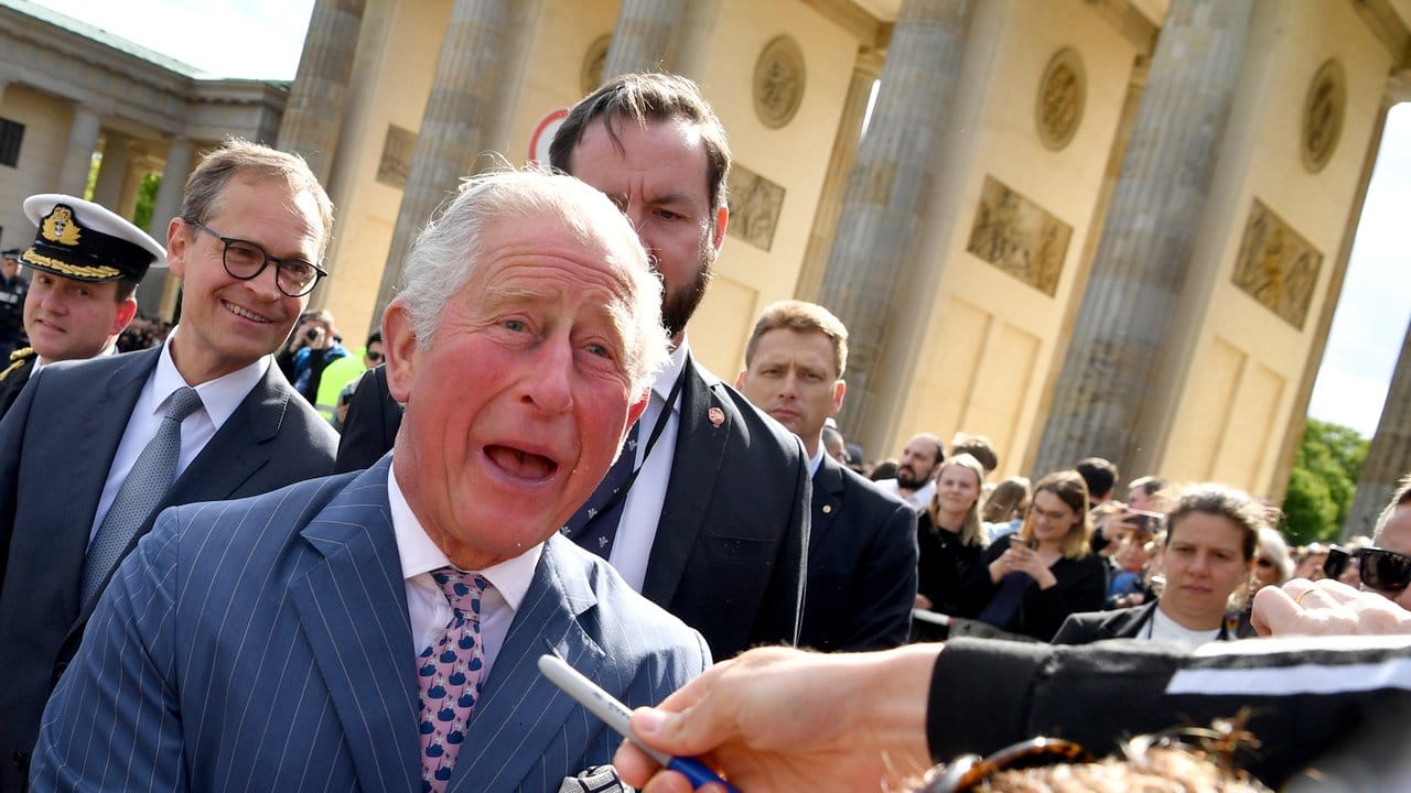 Autogrammstunde: Der britische Prinz Charles (m. Autogrammstunde: Der britische Prinz Charles (m.