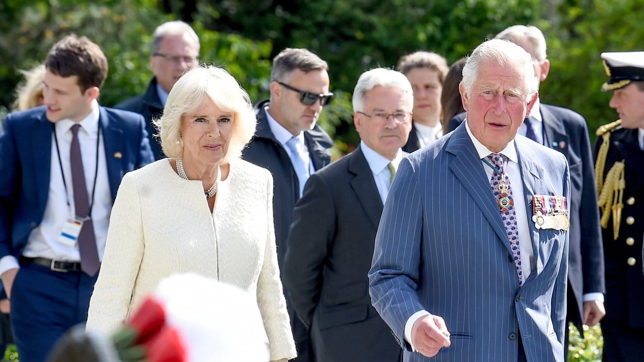 Der britische Prinz Charles und seine Frau Herzogin Camilla am Luftbrückendenkmal in Berlin. Der britische Prinz Charles und seine Frau Herzogin Camilla am Luftbrückendenkmal in Berlin.