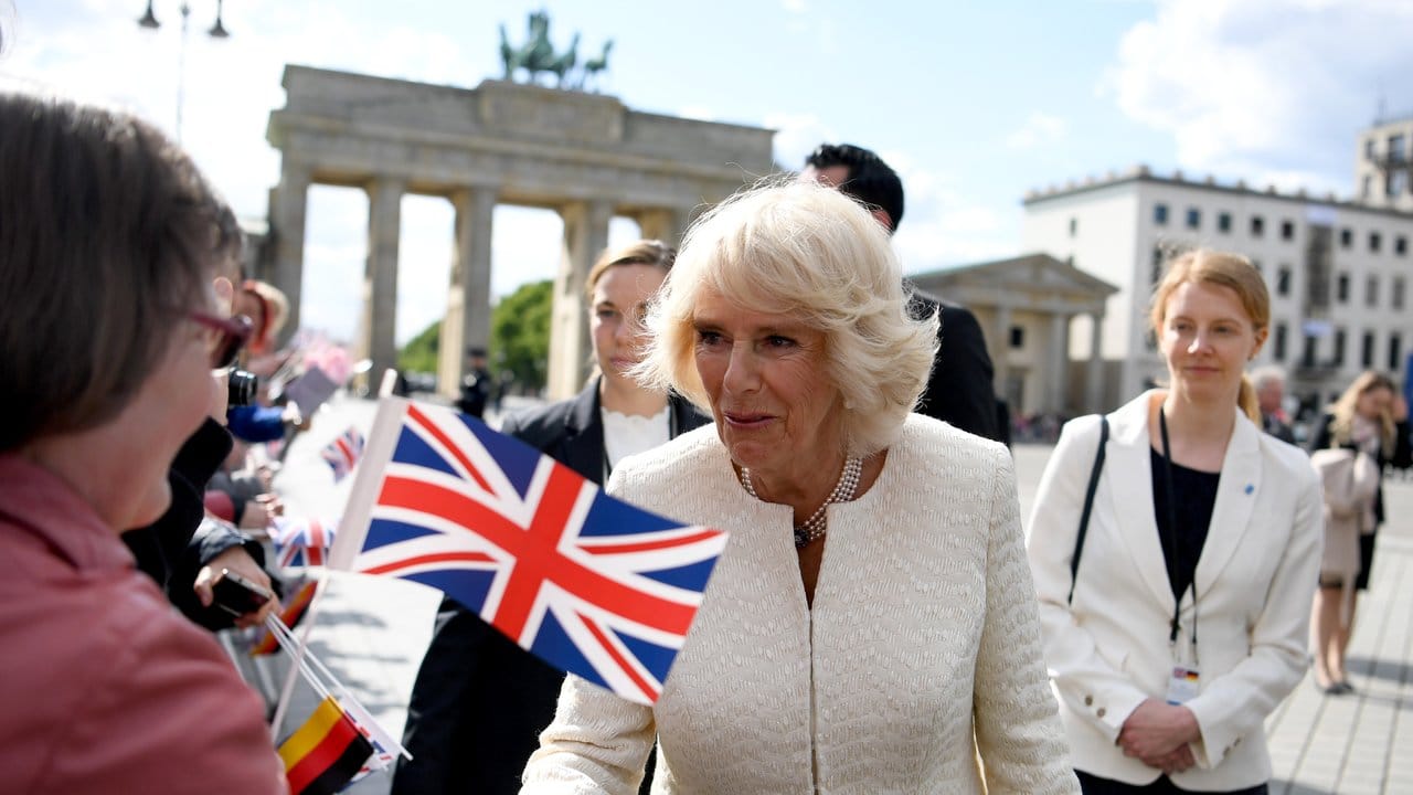 Die britische Herzogin Camilla vor dem Brandenburger Tor. Die britische Herzogin Camilla vor dem Brandenburger Tor.