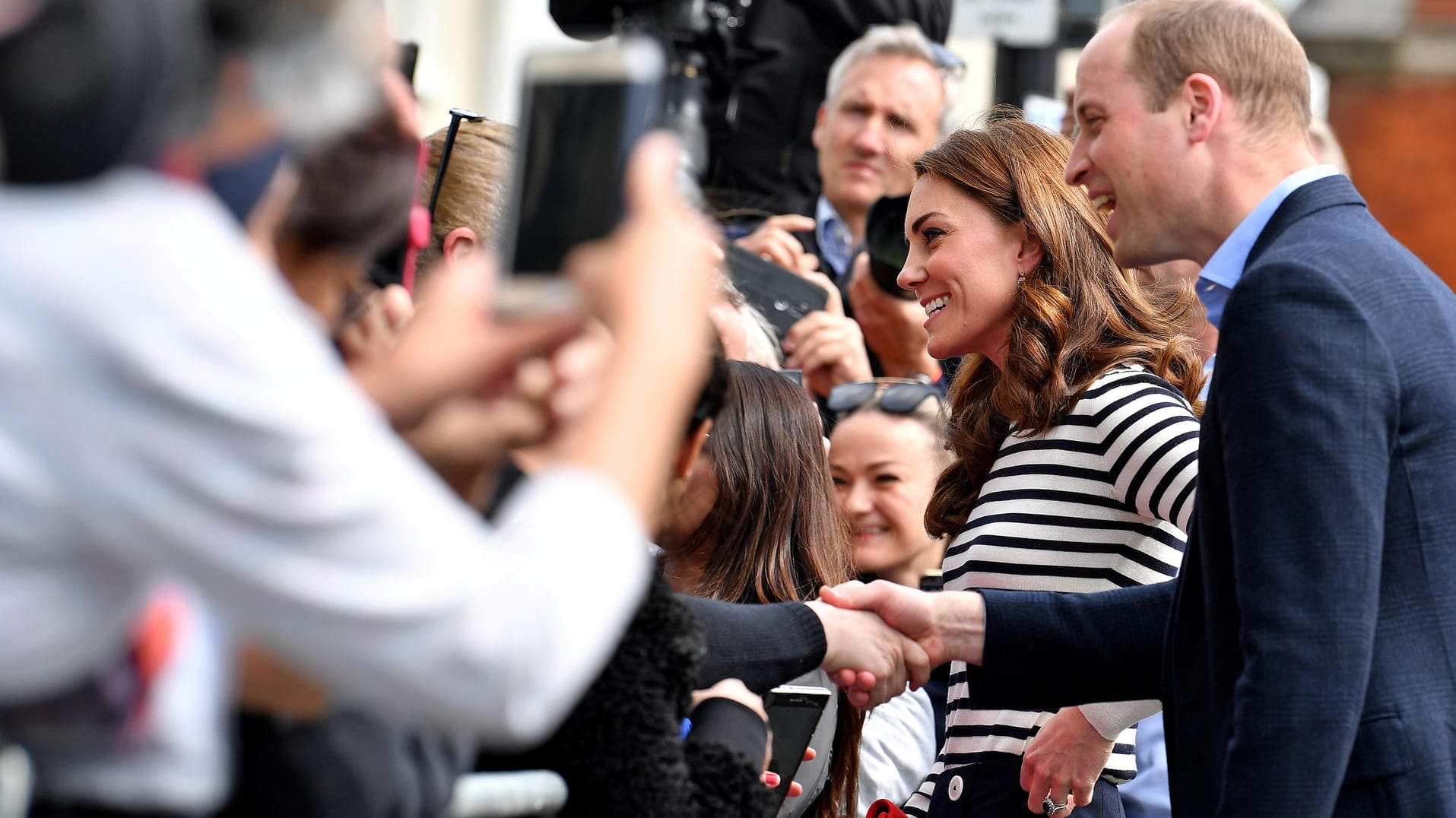 Auch für kurze Gespräche mit den Fans nahmen sich William und Kate Zeit.