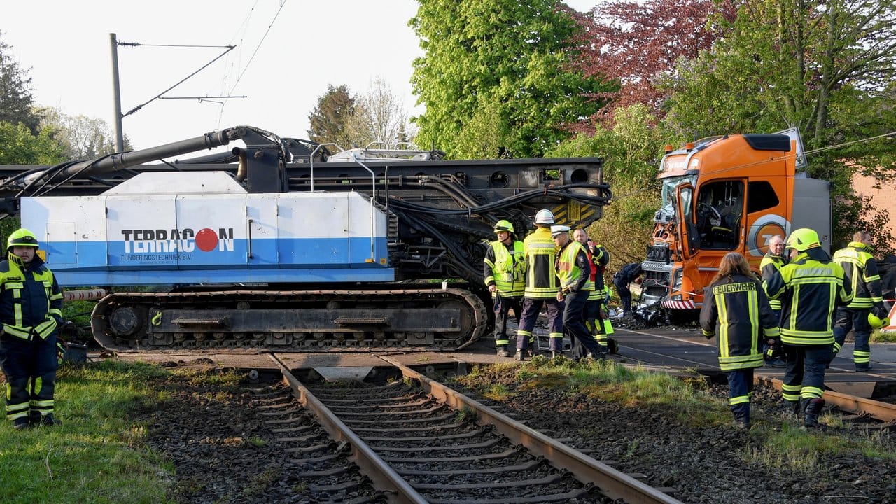 Ein mit einer Ramme beladener Sattelzug steht nach der Kollision mit dem Regional-Express auf dem Bahnübergang.