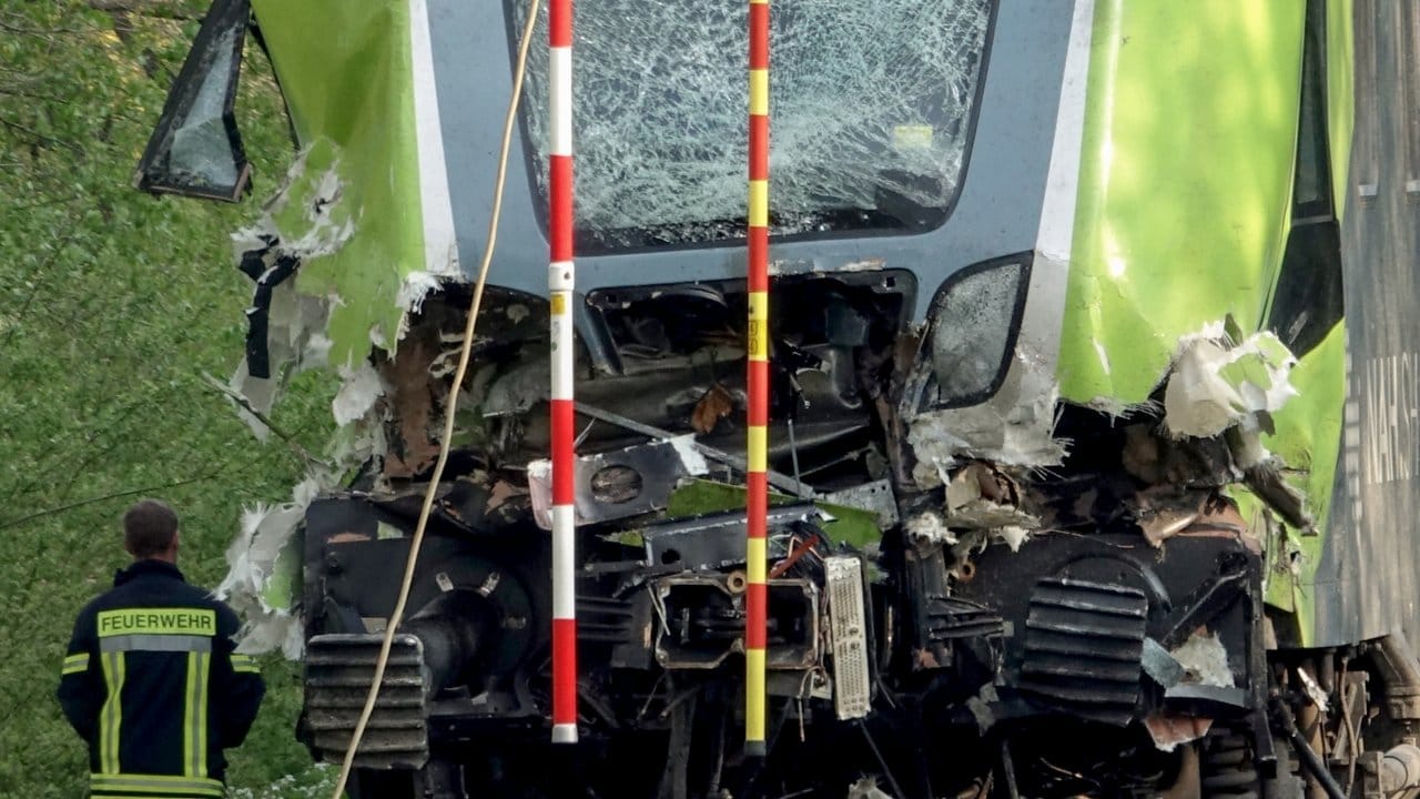 Der Regional-Express wurde bei der Kollision stark beschädigt.
