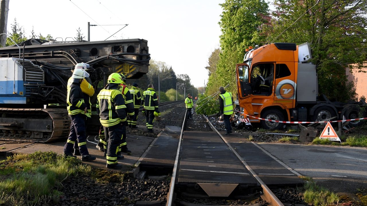 Zwölf Menschen sind bei dem Bahnunfall nahe Rendsburg verletzt worden.