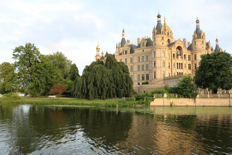 Schweriner Schloss: Auf einer Insel im Zentrum Schwerins steht der frühere Sitz der mecklenburgischen Herzöge, das Schweriner Schloss.