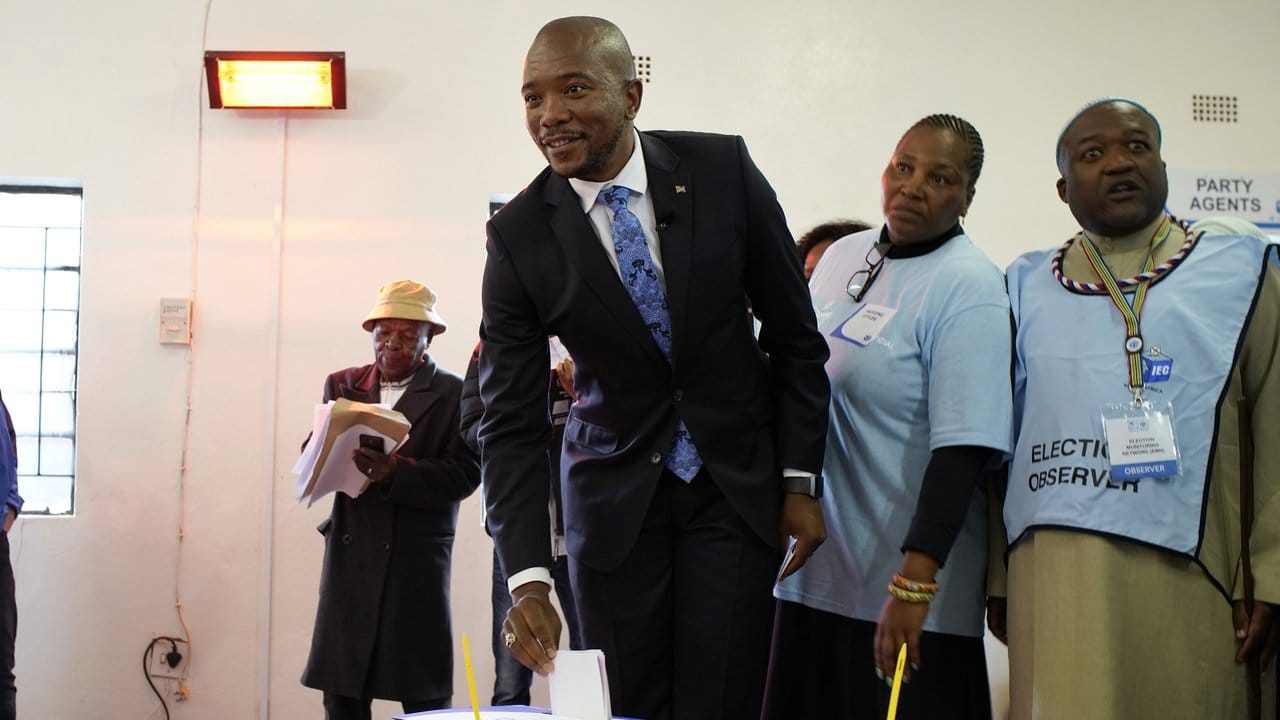 Der Oppositionsführer Mmusi Maimane, Vorsitzender der Democratic Alliance, gibt seine Stimme ab.