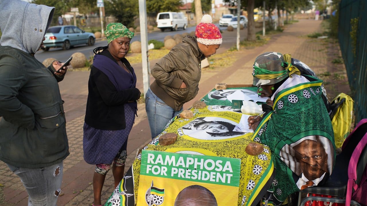 Wähler in Soweto registrieren sich bei Freiwilligen des ANC, bevor sie ihre Stimme abgeben.