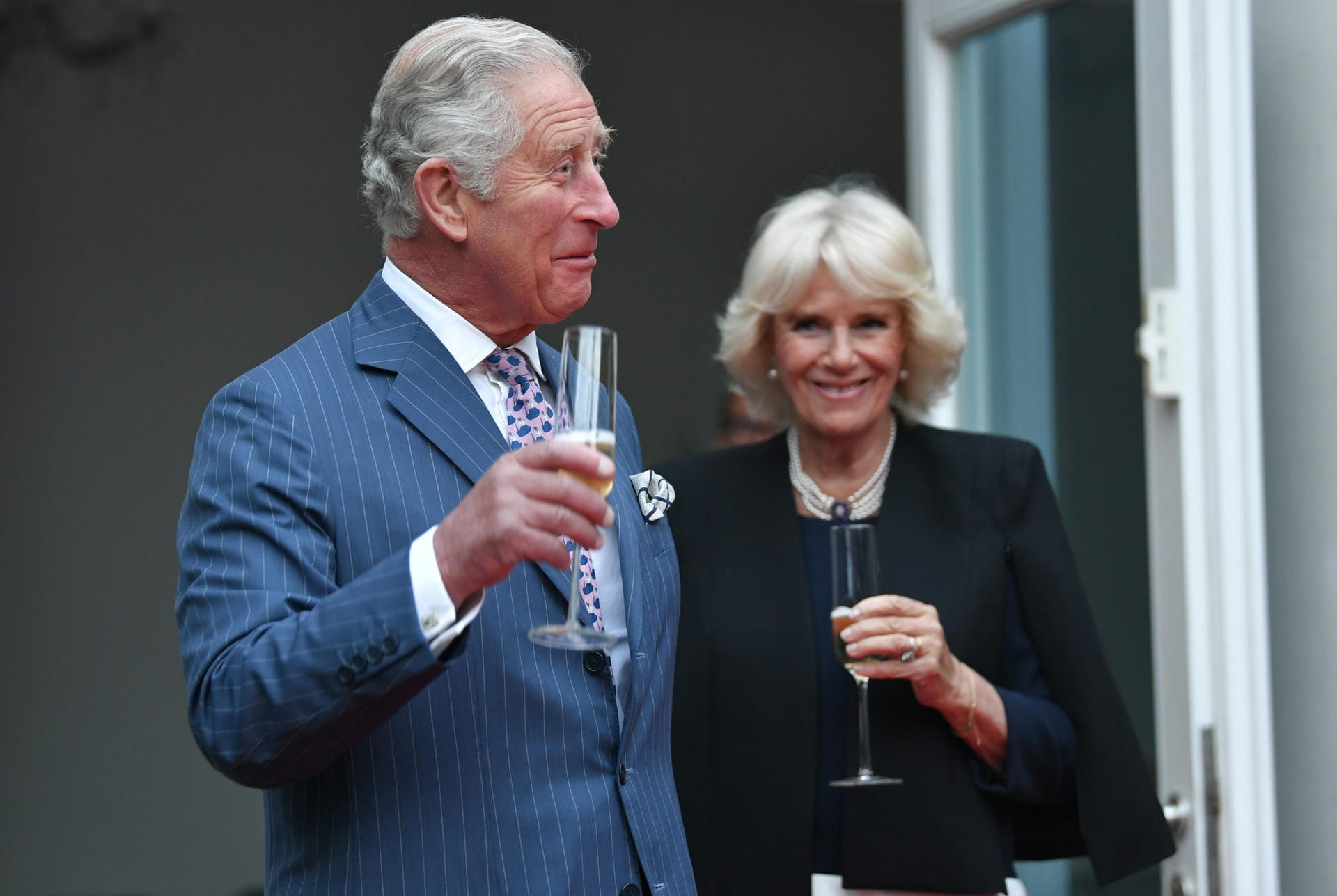Am Abend feierten die beiden in Grunewald den Geburtstag der Queen – ausgerichtet wurde die Feier vom britischen Botschafter Sir Sebastian Wood.
