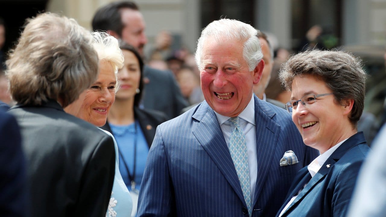 Gut gelaunt: Der britische Prinz Charles und herzogin Camilla auf dem Thomaskirchhof in Leipzig.