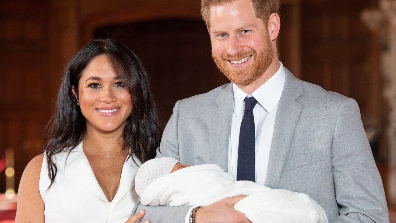 Die glücklichen Eltern Prinz Harry und Herzogin Meghan mit ihrem Sohn. Die glücklichen Eltern Prinz Harry und Herzogin Meghan mit ihrem Sohn.