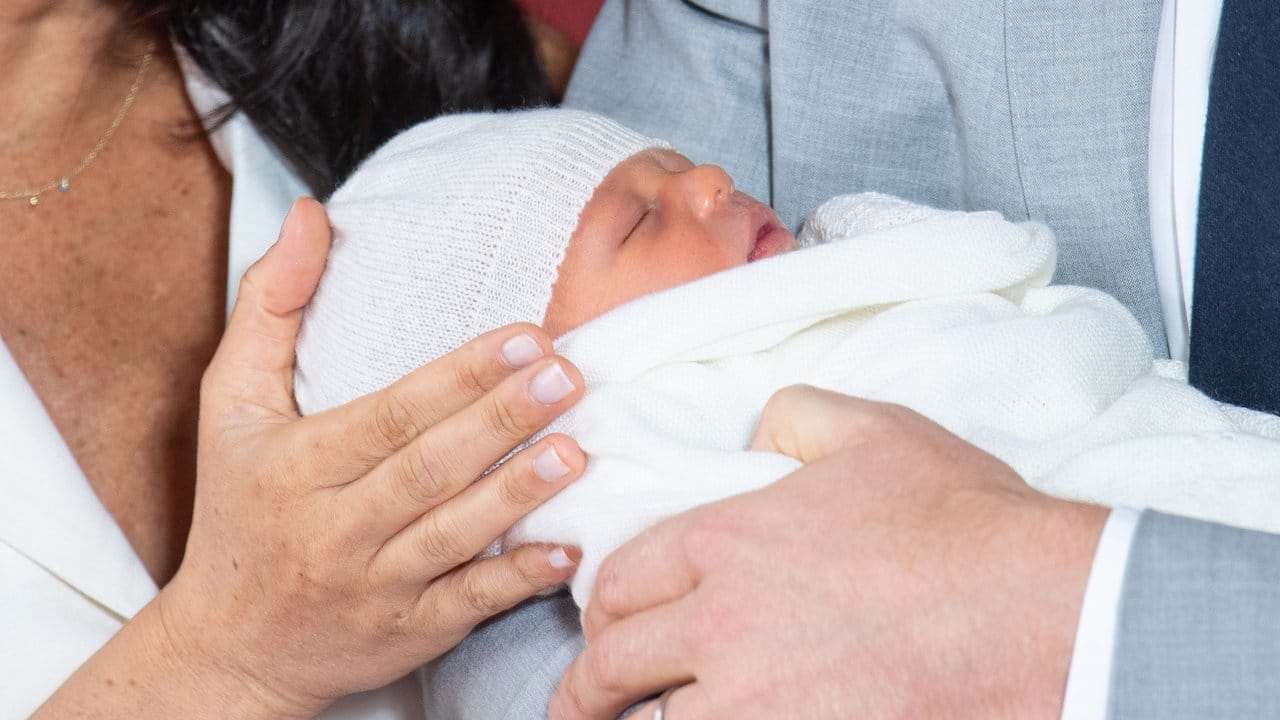 Prinz Harry und Meghan, Herzogin von Sussex, halten ihren noch namenlosen Sohn im Arm. Prinz Harry und Meghan, Herzogin von Sussex, halten ihren noch namenlosen Sohn im Arm.