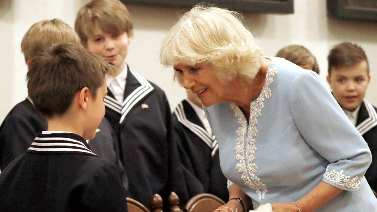 Herzogin Camilla begrüßt Jungen des Thomanerchor in der Thomaskirche.