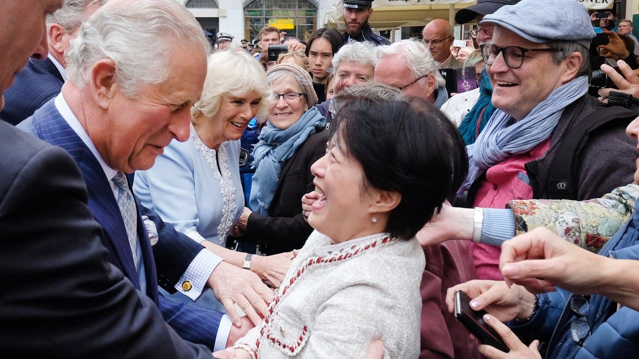 Seid umschlungen: Prinz Charles und seine Frau Camilla auf dem Thomaskirchhof. Seid umschlungen: Prinz Charles und seine Frau Camilla auf dem Thomaskirchhof.