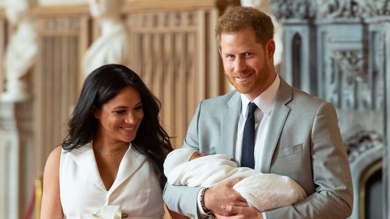 Prinz Harry von Großbritannien und Meghan, Herzogin von Sussex, mit ihrem neugeborenen Kind. Prinz Harry von Großbritannien und Meghan, Herzogin von Sussex, mit ihrem neugeborenen Kind.