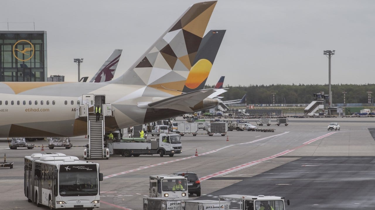 Passagiermaschinen stehen auf dem Vorfeld von Terminal 1 des Frankfurter Flughafens.