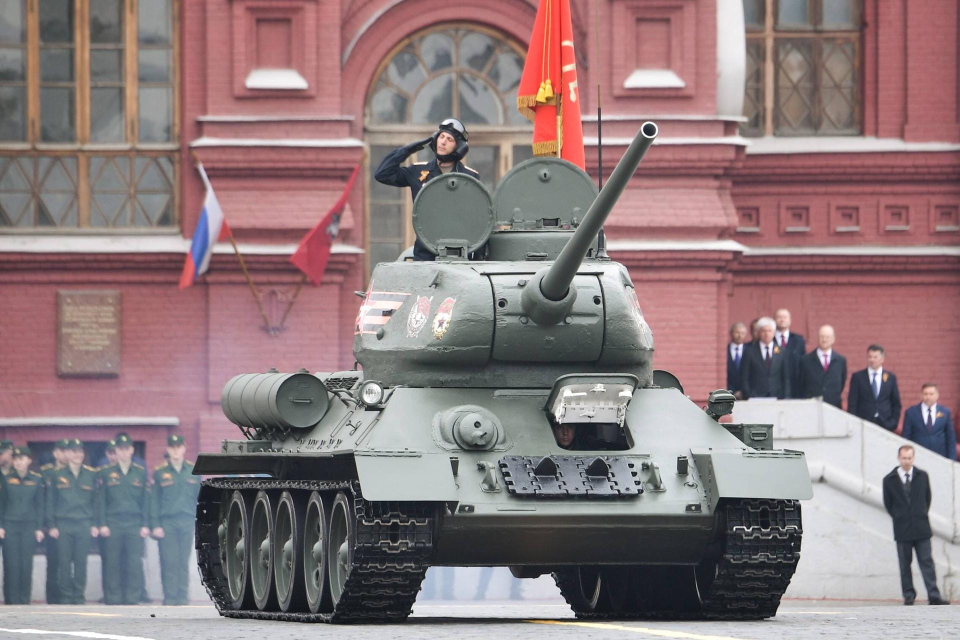 Aber auch ein historisches Gefährt ist auf den Straßen Moskaus zu sehen. Der T-34-85-Panzer war der sowjetische Kampfpanzer im Zweiten Weltkrieg.