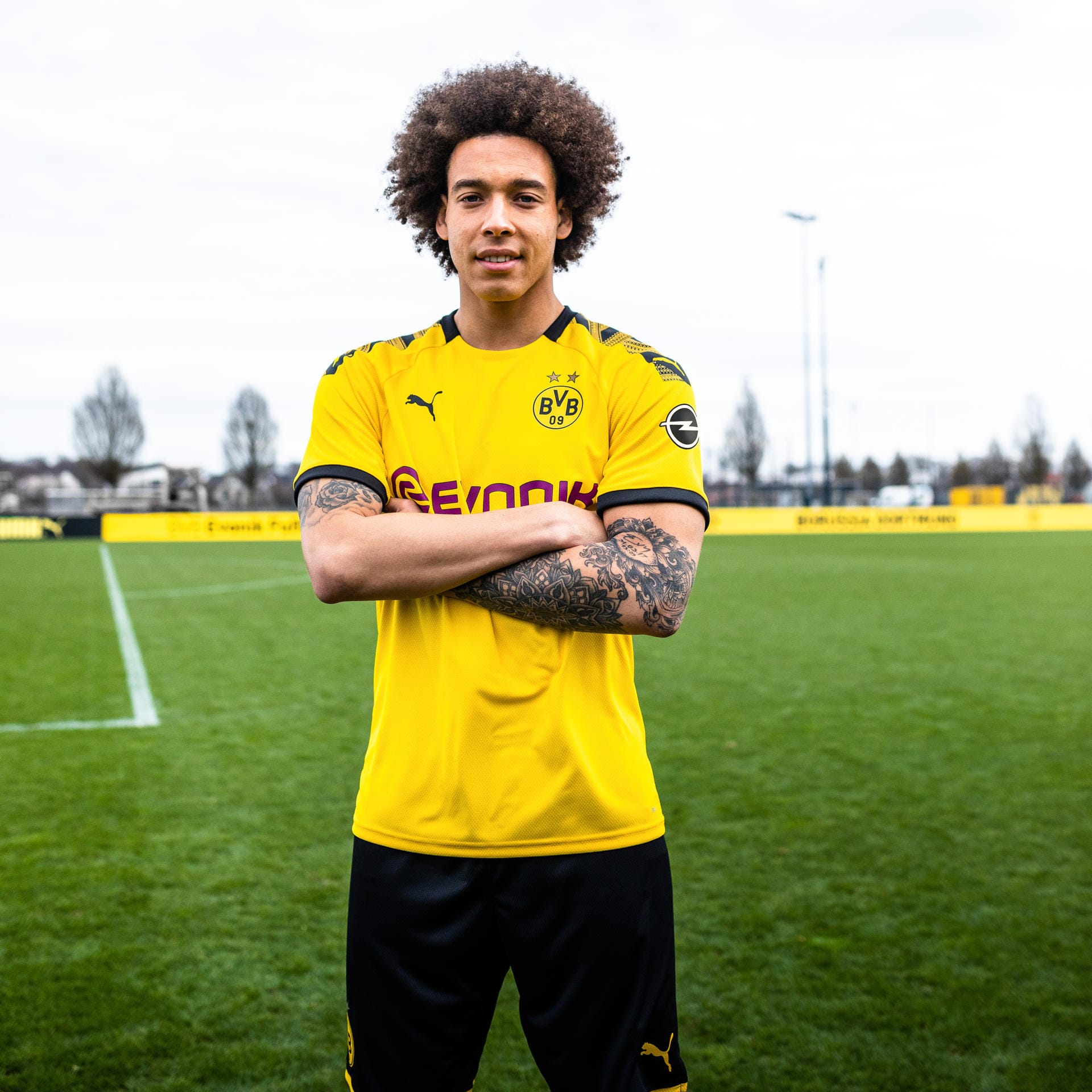 Mit breiter Brust: Axel Witsel zeigt das neue Heimtrikot von Borussia Dortmund.
