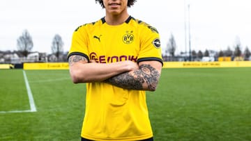 Mit breiter Brust: Axel Witsel zeigt das neue Heimtrikot von Borussia Dortmund.