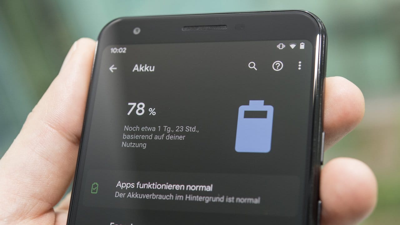 Android Q soll die Akkulaufzeit vieler Smartphones verbessern.