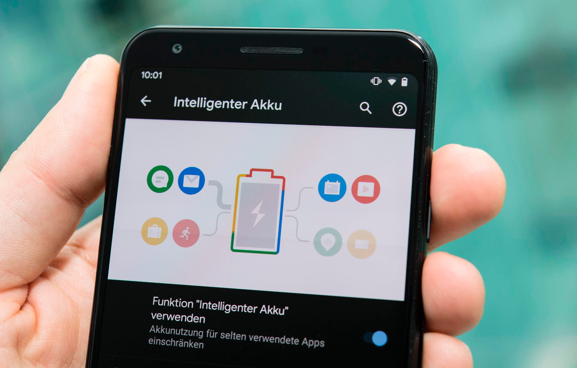 Android Q soll die Akkulaufzeit vieler Smartphones verbessern. Per intelligenter Batteriesteuerung lassen sich zum Beispiel wenig genutzte Apps im Hintergrund vom Strom abschneiden.
