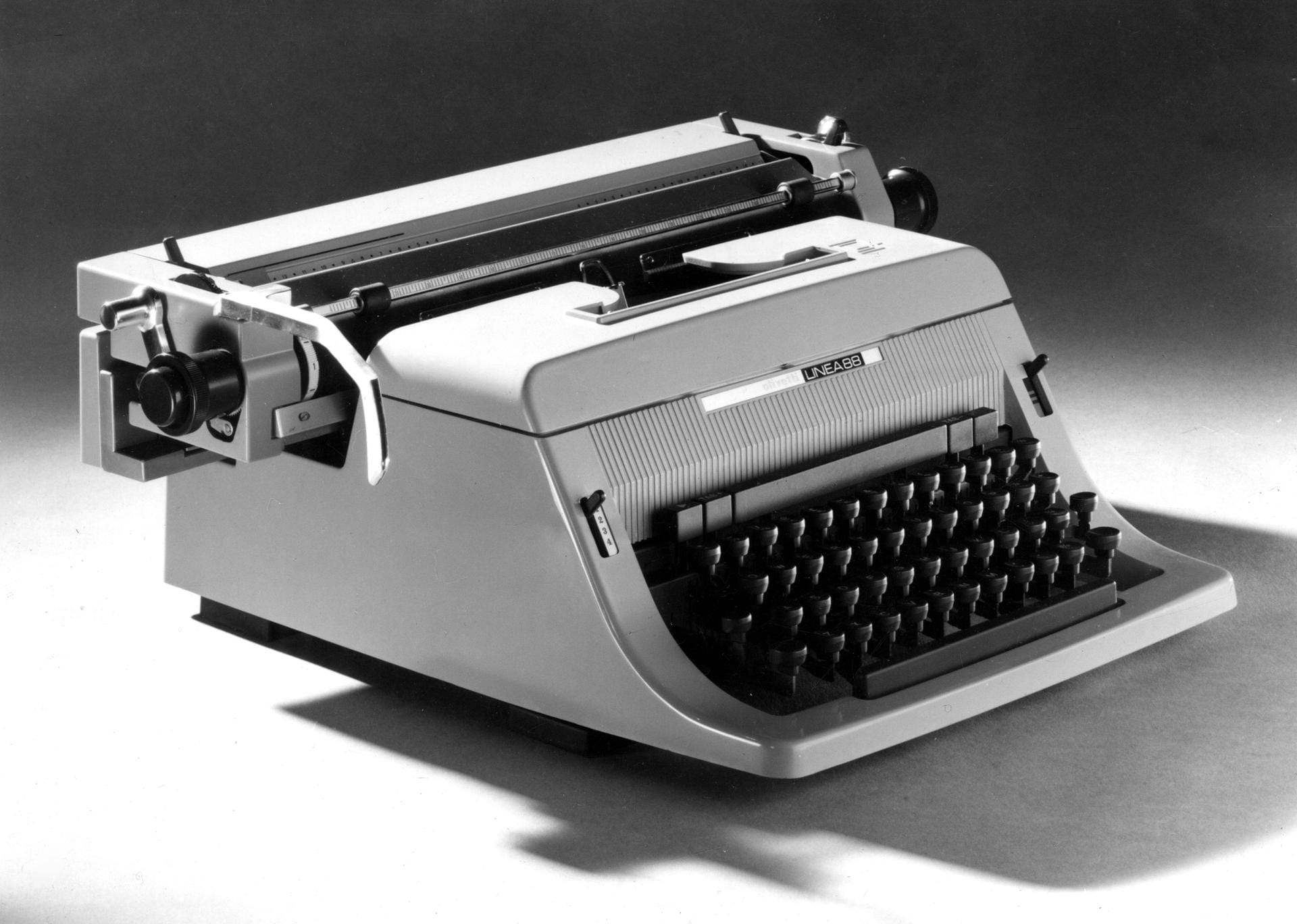Schreibmaschine: Anfang des 19. Jahrhunderts wurden die ersten Geräte entwickelt, aus denen später die Schreibmaschine wurde, wie wir sie heute noch kennen. Gegen die sich verbreitenden Computer und deren technische Möglichkeiten konnte sich die Schreibmaschine später kaum behaupten. Ganz weg ist die Schreibmaschine zwar noch nicht. Die Verkaufszahlen sind aber verschwindend gering.