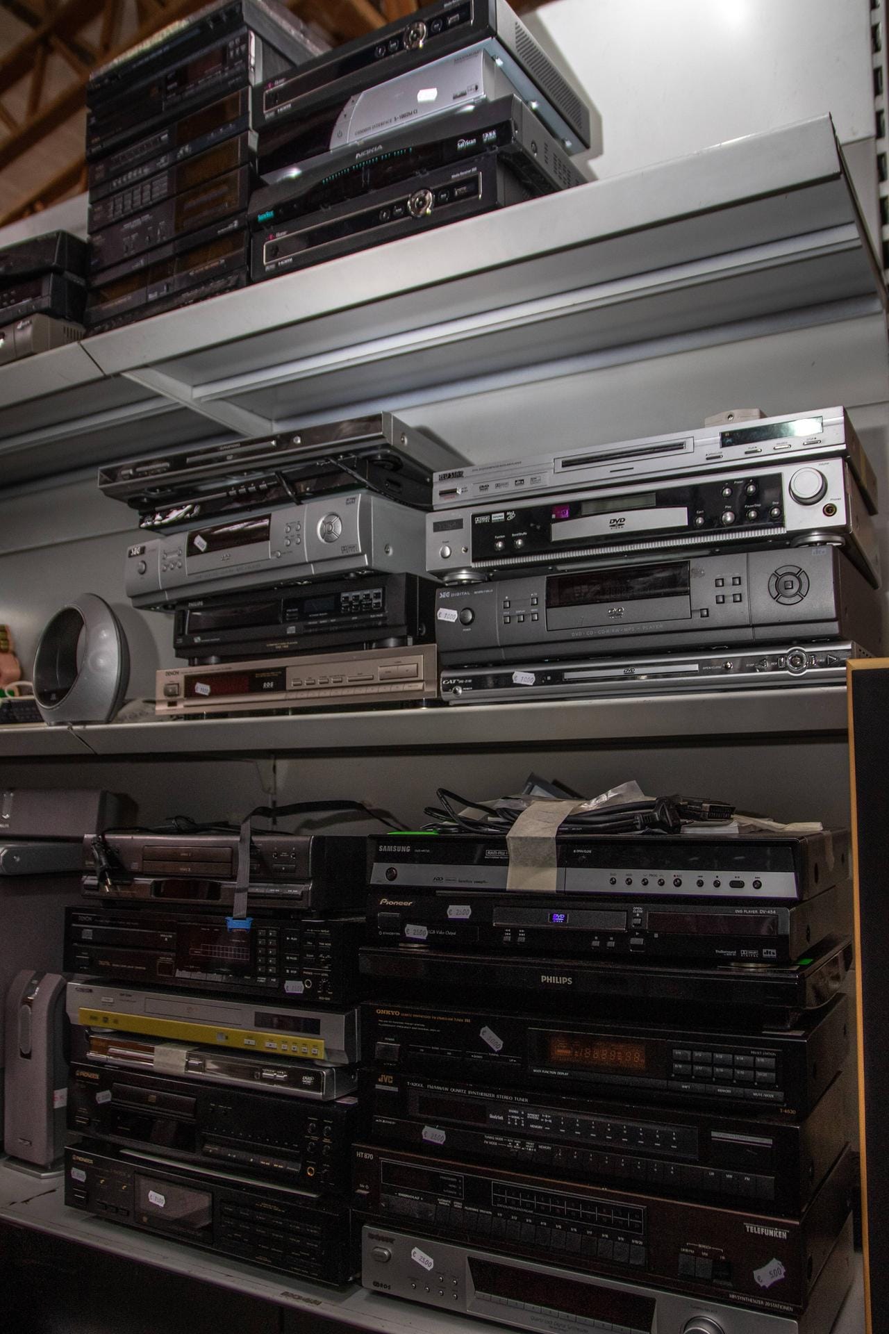 VHS-Videorecorder: Das VHS-Format etablierte sich Ende der 70er-Jahre. Nochmals zehn Jahre später war der VHS-Recorder in Millionen westdeutschen Haushalten angekommen. Gegen den Siegeszug der komfortableren DVD, der um das Jahr 2000 einsetzte, konnte die VHS-Cassette aber nichts ausrichten. Die Geräte verschwanden aus den Haushalten – und auch aus den Geschäften: Im Jahr 2016 stoppte der weltweit letzte Hersteller die Produktion seiner Recorder.