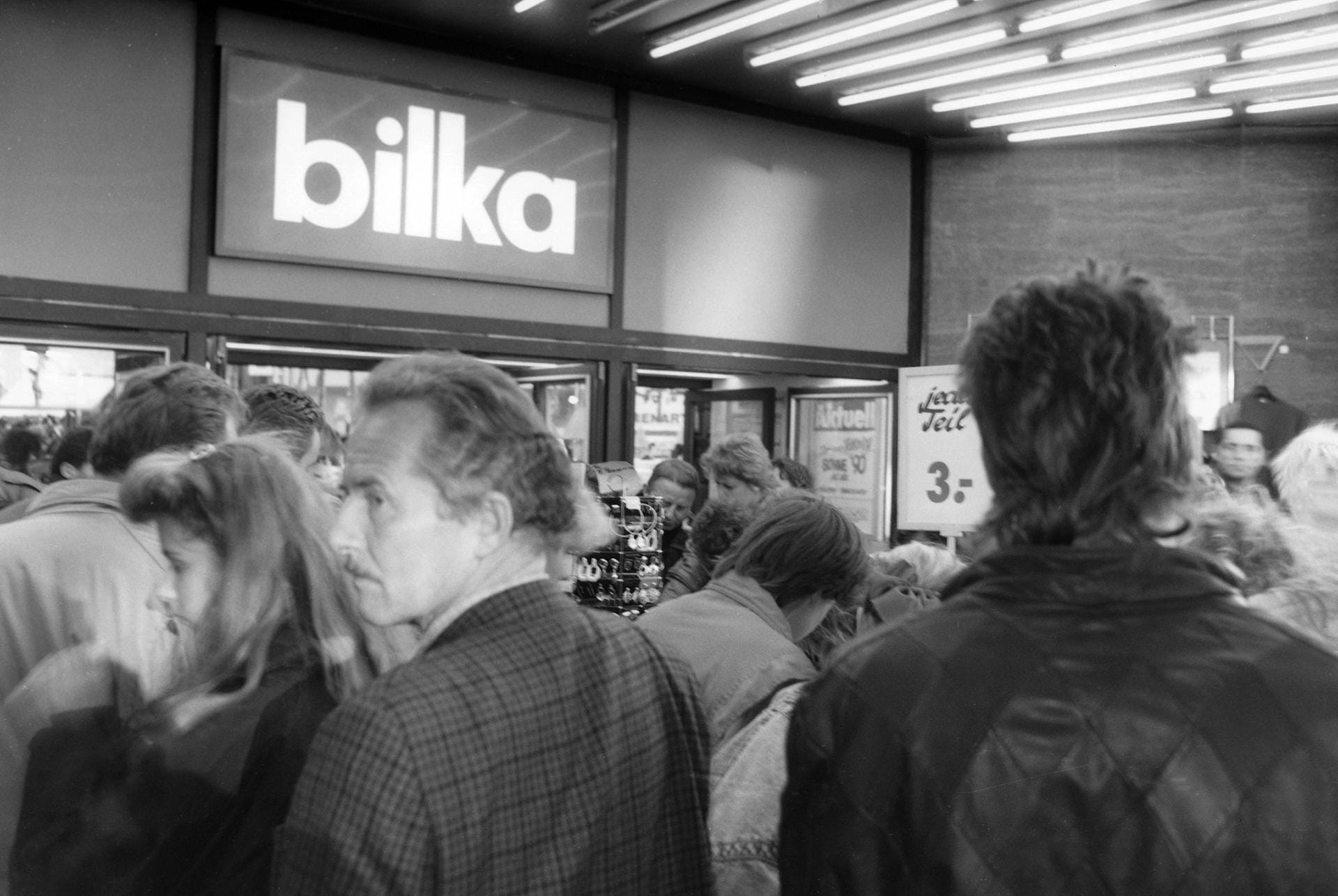 Bilka: 1952 begann die Bilka-Geschichte mit der ersten Filiale in Berlin. In ihrer Hochphase hatte die Billigkaufhaus-Kette (daraus setzt sich der Name Bilka zusammen) 53 Filialen. Große Gewinne warfen sie aber nicht ab. So begann der Abstieg. Etliche Filialen wurden verkauft, andere wurden zu Hertie-Kaufhäusern. 1996 schloss die letzte Filiale. Seitdem ist der Name Bilka ein Stück deutscher Kaufhaus-Geschichte.