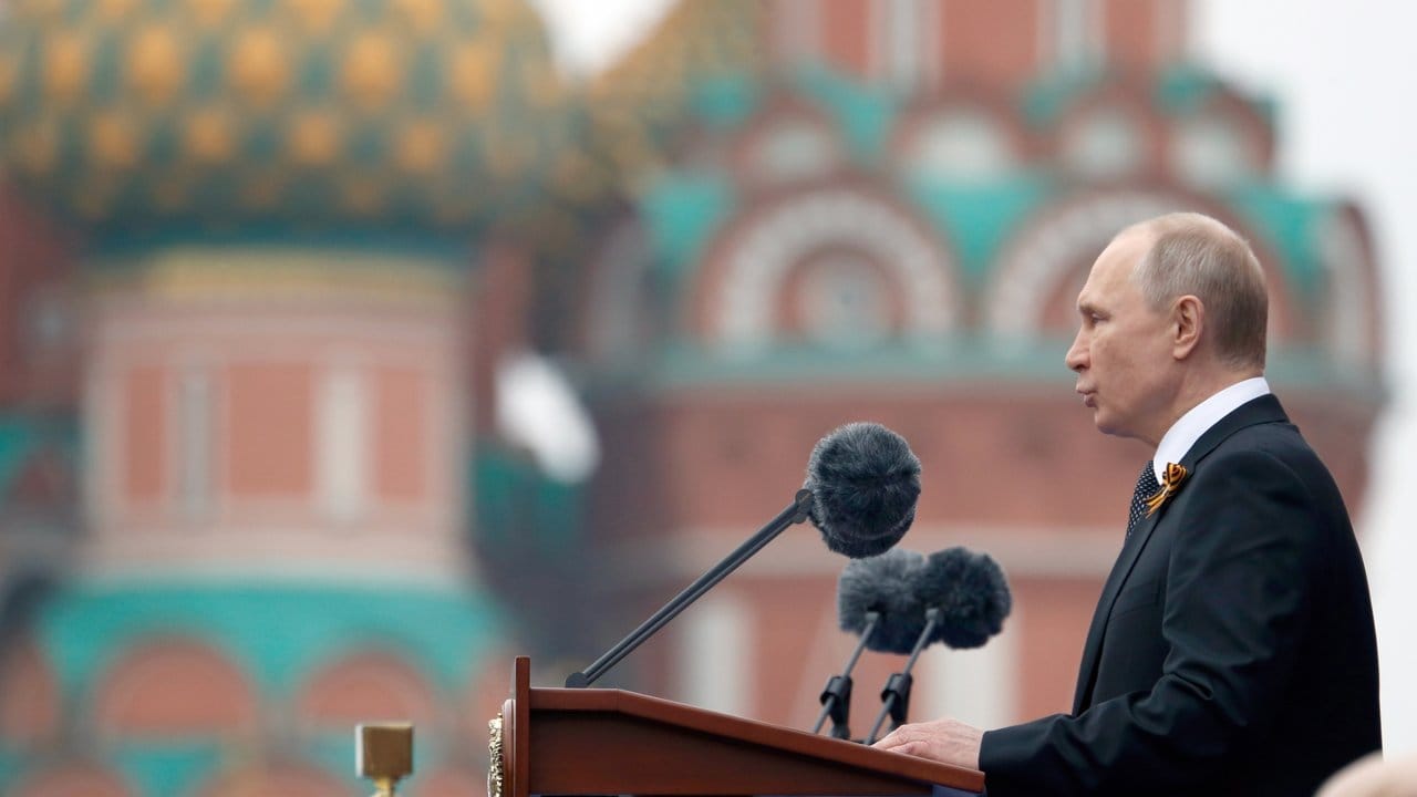 Wladimir Putin spricht während der Militärparade, mit der an das Ende des Zweiten Weltkriegs erinnert wird.