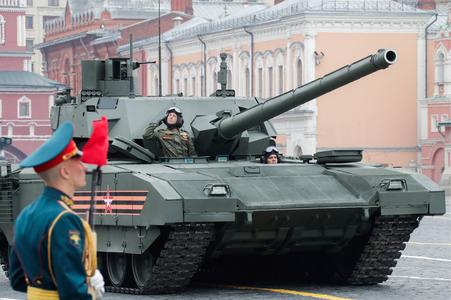Bei der traditionellen Militärparade am 9. Mai in Moskau marschiert das russische Militär auf dem Roten Platz auf.