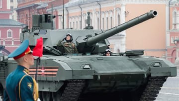 Bei der traditionellen Militärparade am 9. Mai in Moskau marschiert das russische Militär auf dem Roten Platz auf.