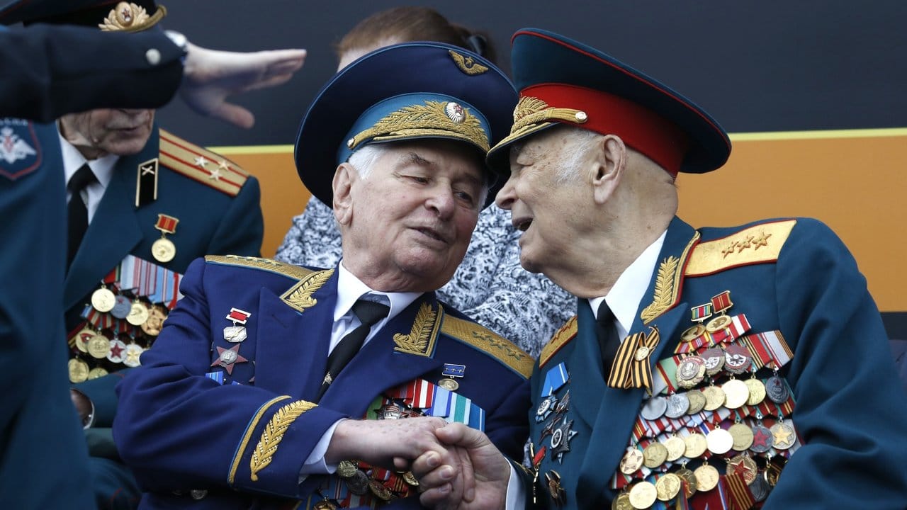 In Moskau warten russische Kriegsveteranen auf den Beginn der Militärparade.
