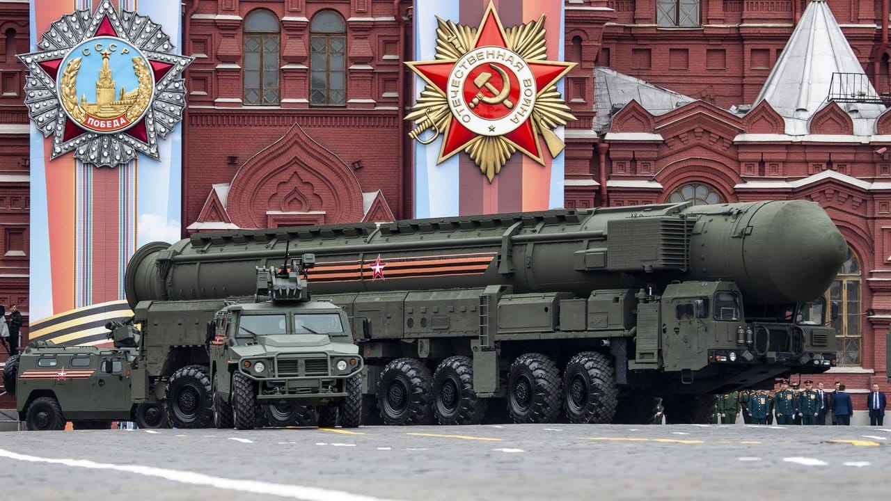 Ein "Topol-M"-Militärfahrzeug mit Rakete fährt bei der Parade zur Erinnerung an das Ende des Zweiten Weltkrieges vor 74 Jahren über den Roten Platz.