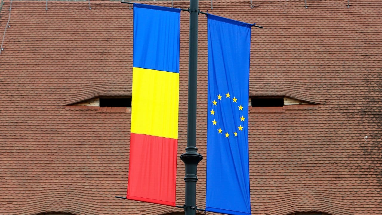 Die Flaggen Rumäniens und der Europäischen Union an einem Fahnenmast im Gipfelort Sibiu.