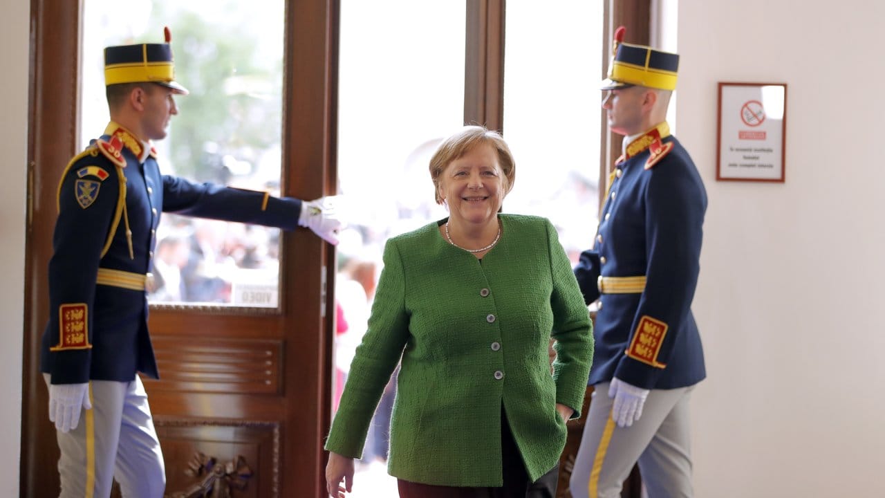 Bundeskanzlerin Angela Merkel (CDU) kommt zum EU-Gipfel in Sibiu.