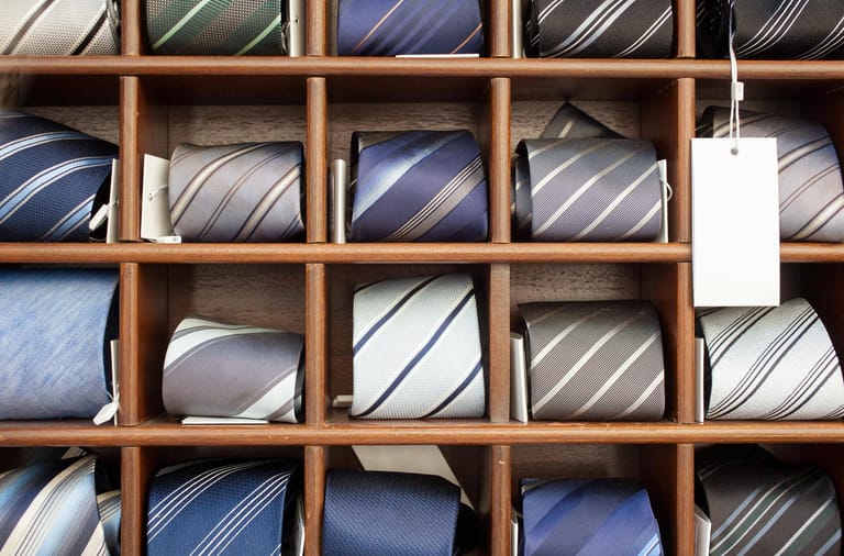 Heute sind Krawatten in Business- und Abendgarderobe für Männer in vielen Branchen Pflicht.